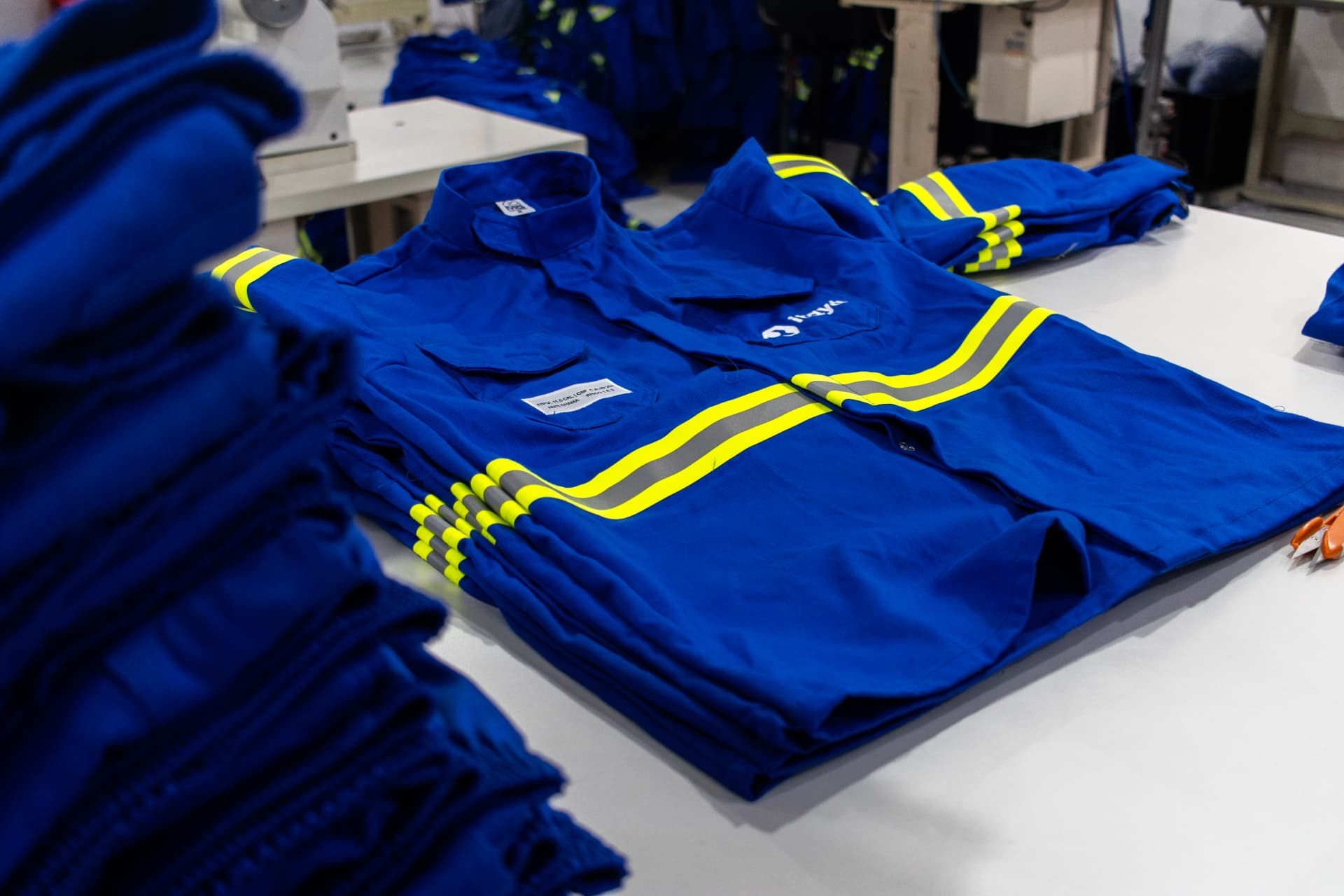 Uniformes NR-10 com faixas refletivas produzidos na fábrica da MG Uniformes